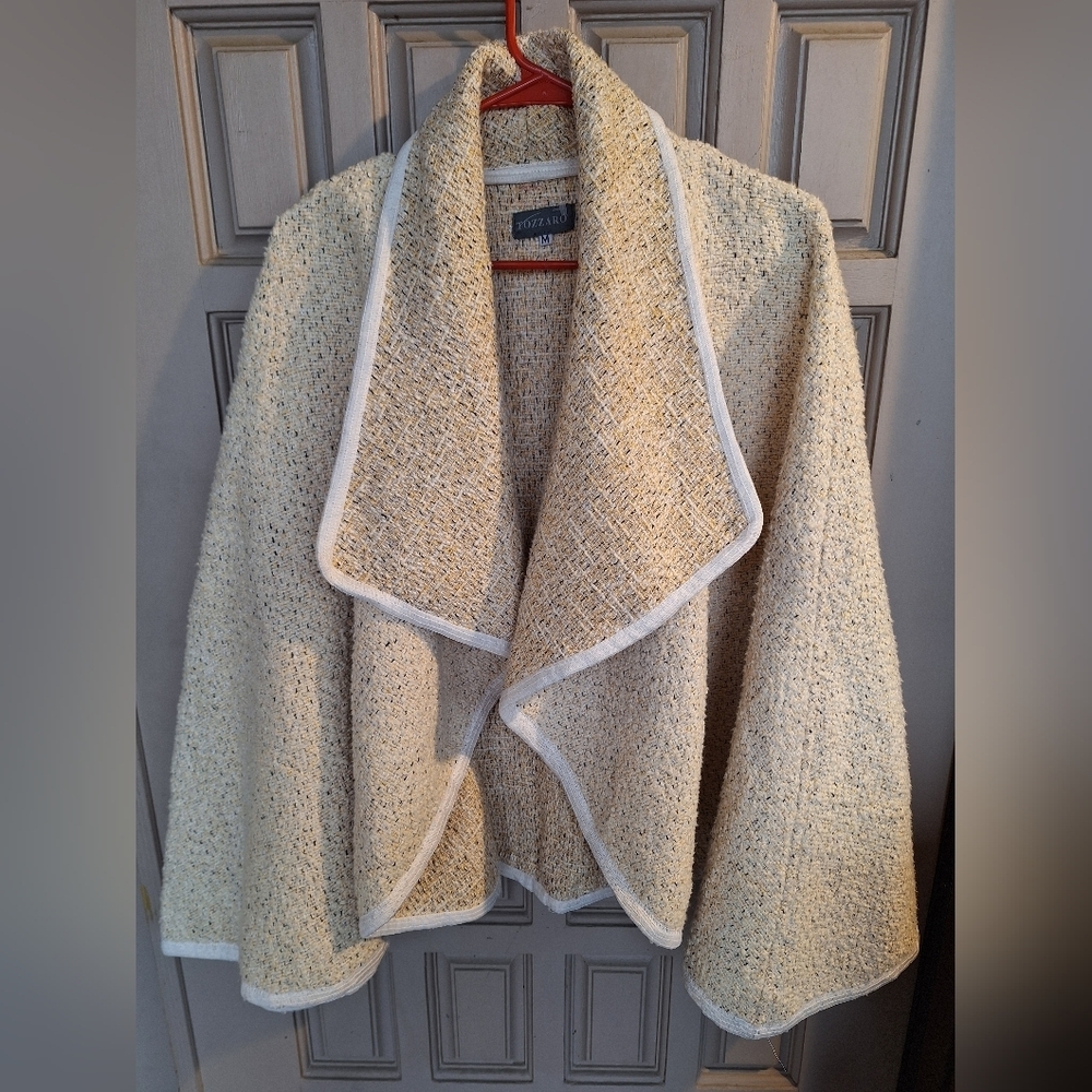 Tozzaro Classic Woven Knit Cape O/S Cream/White Trim Fitted Shoulders Quality